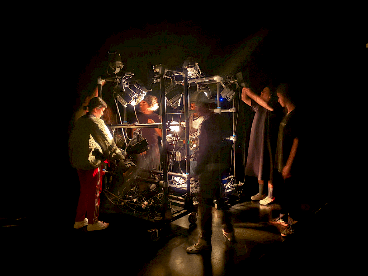 ALKANARA - Membros da equipa a trabalhar à volta de equipamento de iluminação. - ©Leticia Skrycky