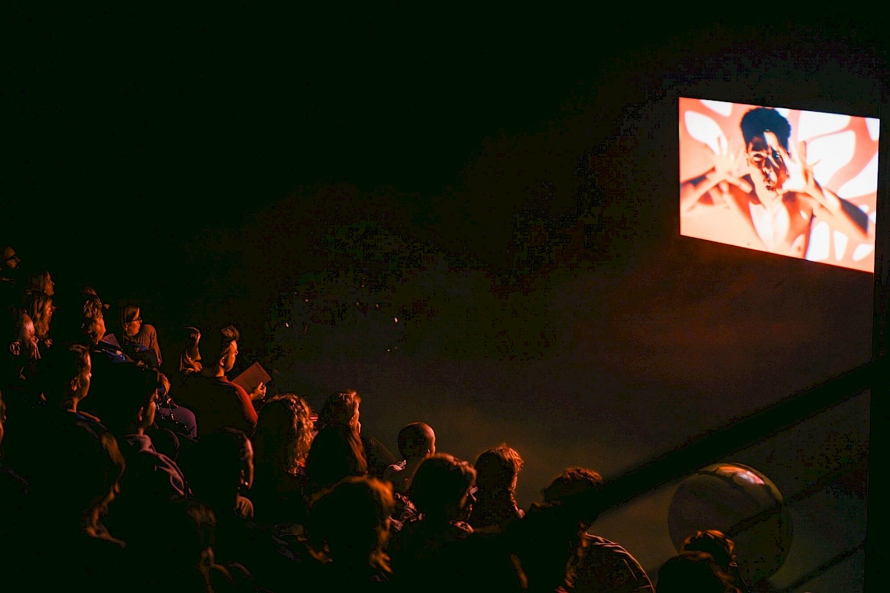 ALKANARA - Público numa sala escura a ver um filme projetado numa tela. - ©Lais Pereira