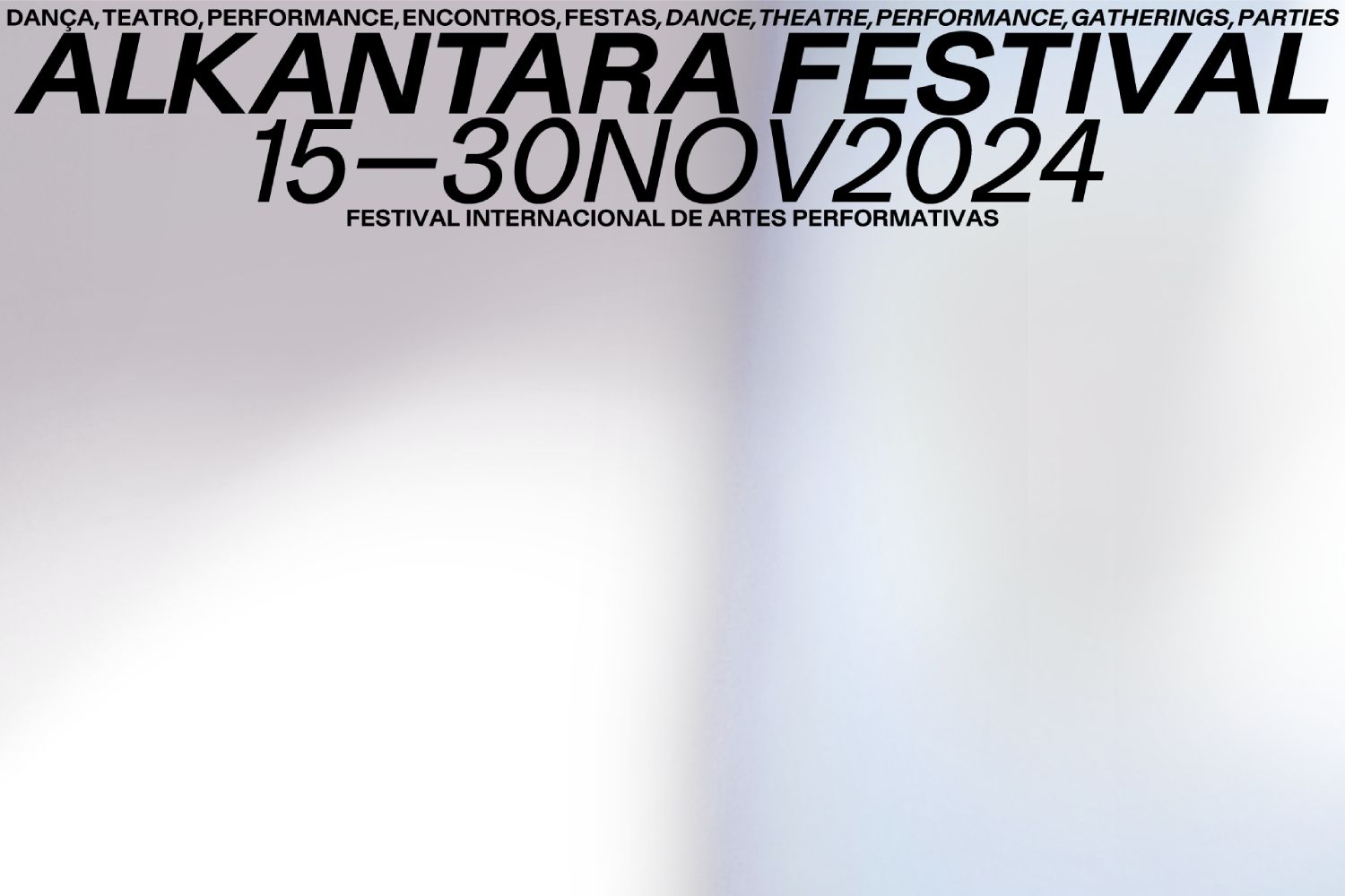 Lê-se Alkantara Festival, de 15 a 30 de novembro, sobre mancha de tons cinzas e branco, cores da identidade do festival de 2024 - ©