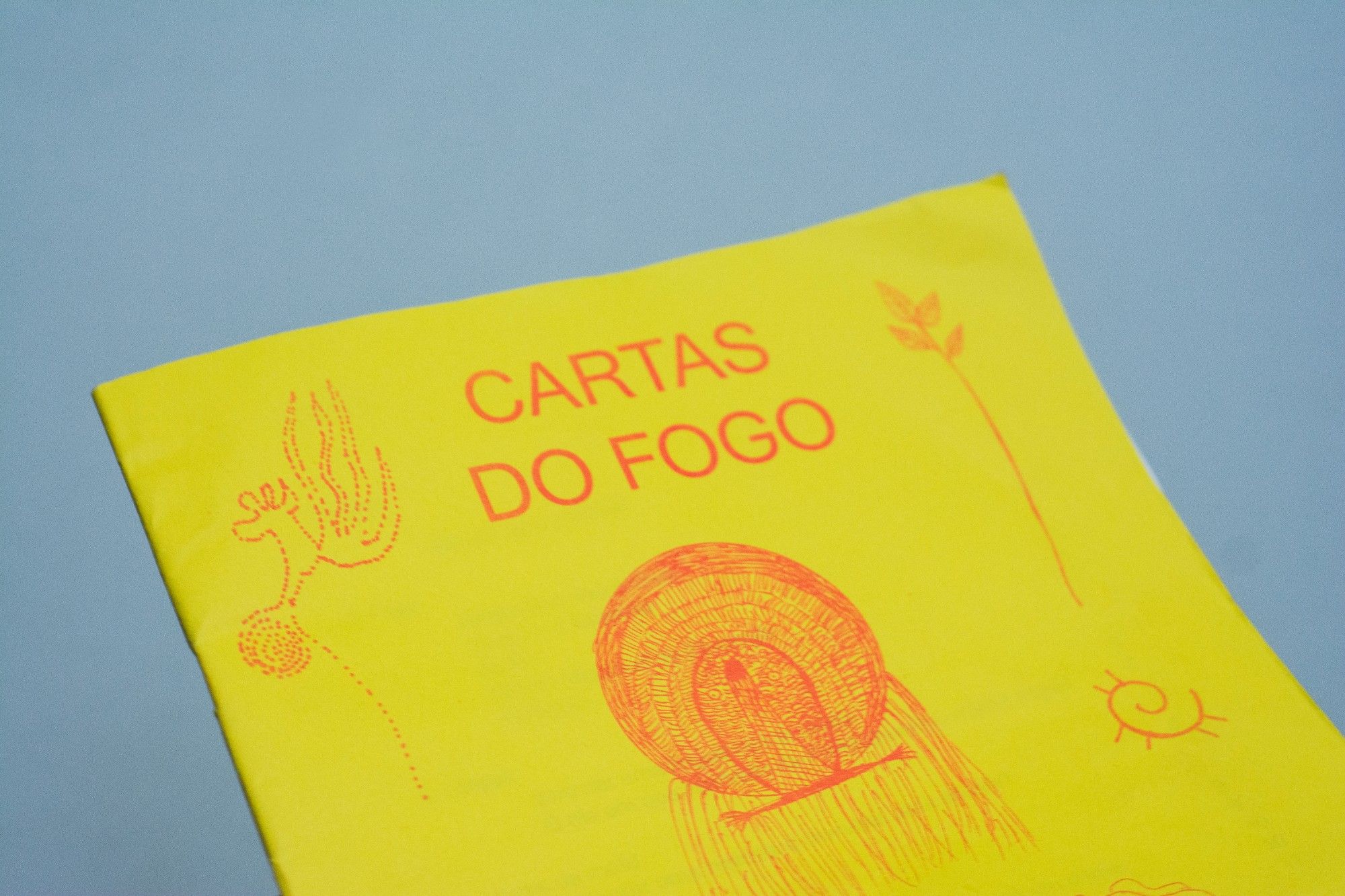 Capa de livro amarela intitulada CARTAS DO FOGO com ilustração vermelha. - Rui Palma