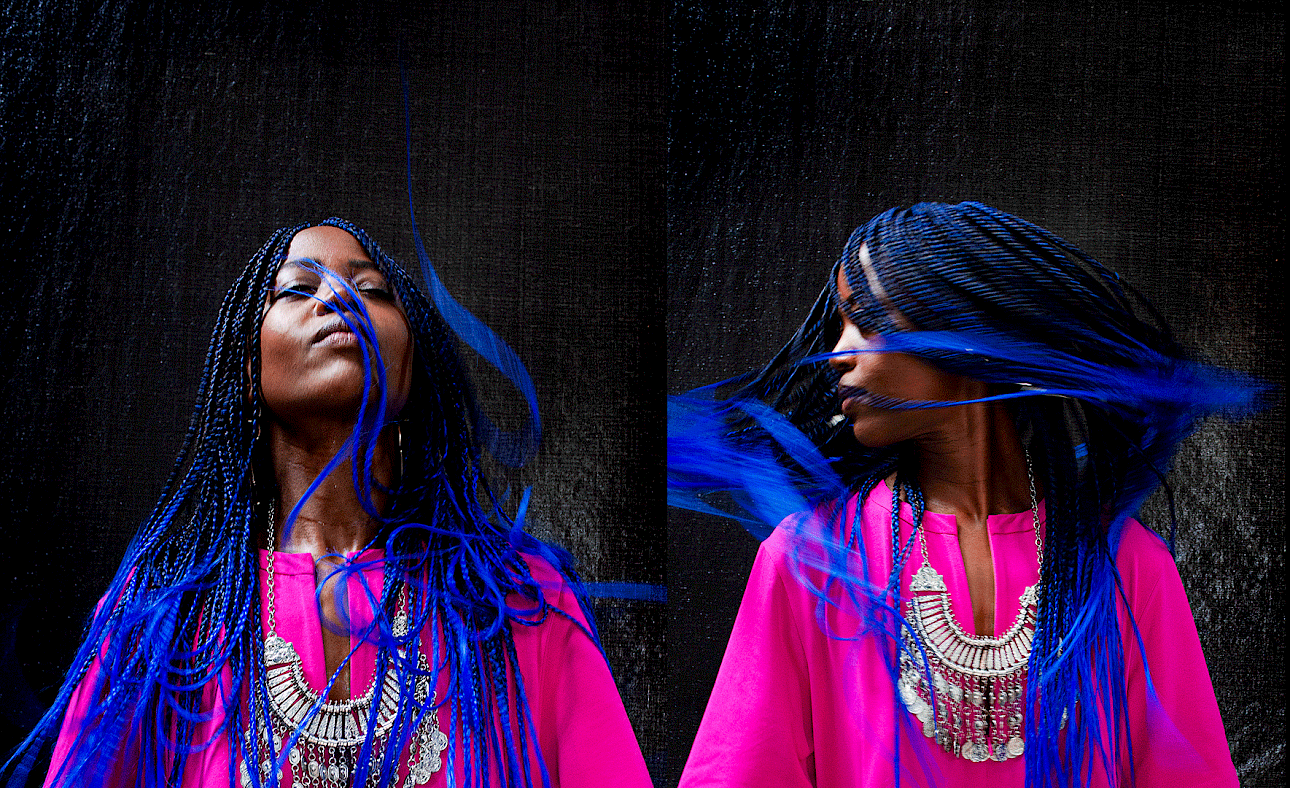 ALKANTARA - Uma colagem de dois retratos de Dorothée Munyaneza lado a lado. Em ambos os retratos tem um cabelo entrançado, comprido e azul e veste uma camisola cor-de-rosa vibrante. - ©Pat Cividanes