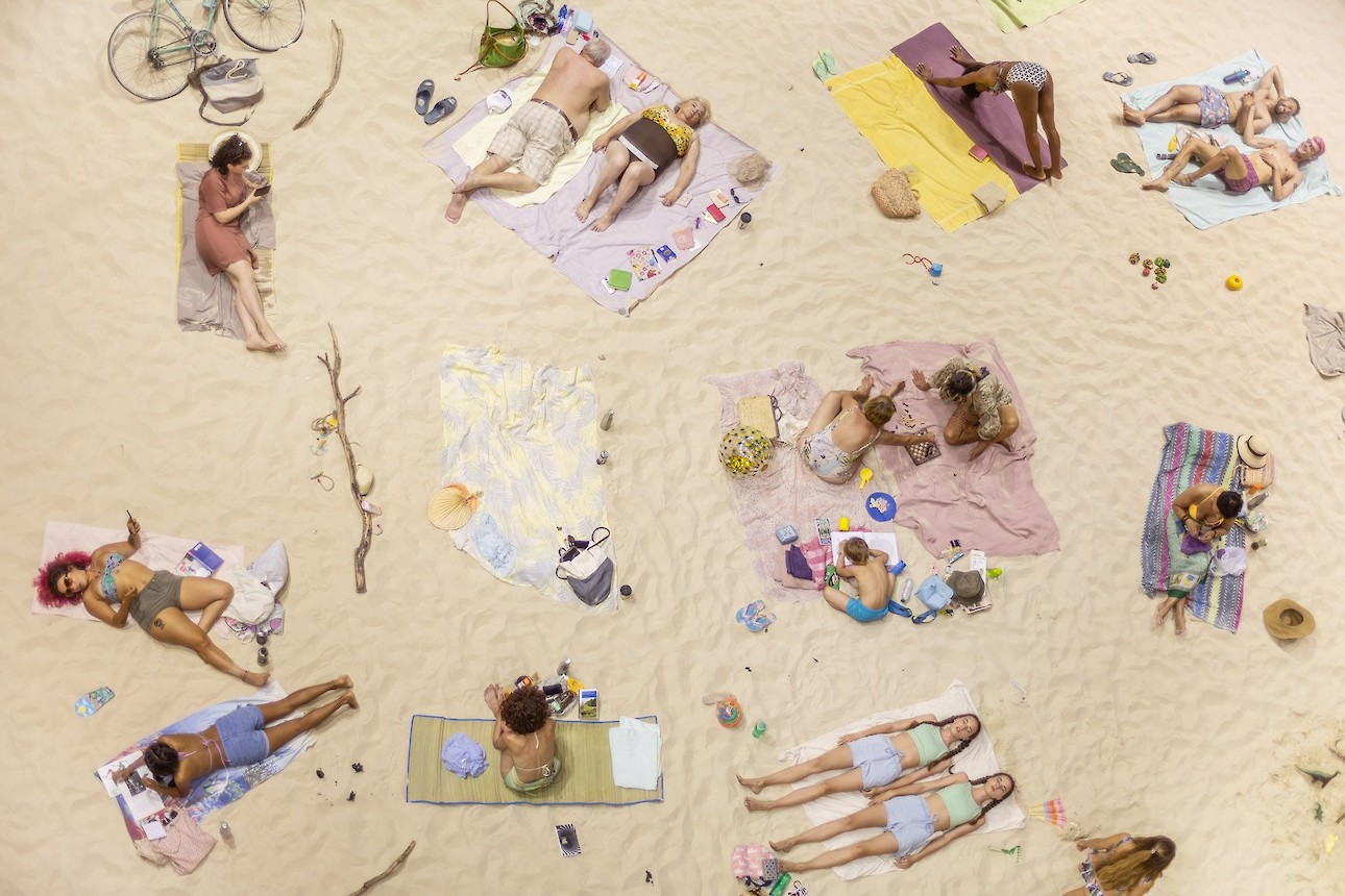 ALKANARA - Pessoas de várias idades deitadas na areia - ©Joana Suslavičiūtė